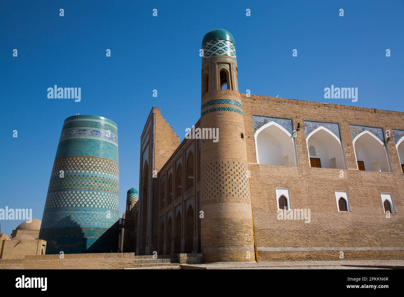 Kalta Minaret auf der linken Seite, Muhammad Amin Khan Madrasah (Orient Star Hotel) auf der rechten Seite, Ichon Qala (Itchan Kala), Khiva, Usbekistan Stockfoto