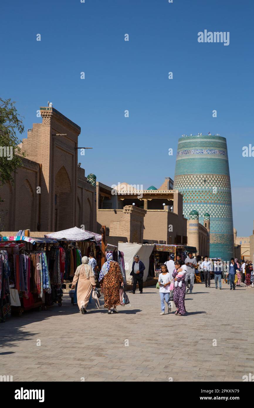 Einkaufsstraße, Kalta Minaret im Hintergrund, Ichon Qala (Itchan Kala), UNESCO-Weltkulturerbe, Khiva, Usbekistan, Zentralasien, Asien Stockfoto