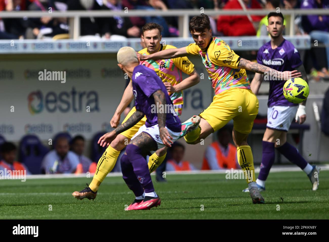 Daniel Maldini (Spezia)Dodo Domilson Cordeiro dos Santos (Fiorentina) beim Spiel der italienischen „Serie A“ zwischen Fiorentina 1-1 Spezia im Artemio Franchi-Stadion am 8. April 2023 in Florenz, Italien. Kredit: Maurizio Borsari/AFLO/Alamy Live News Stockfoto