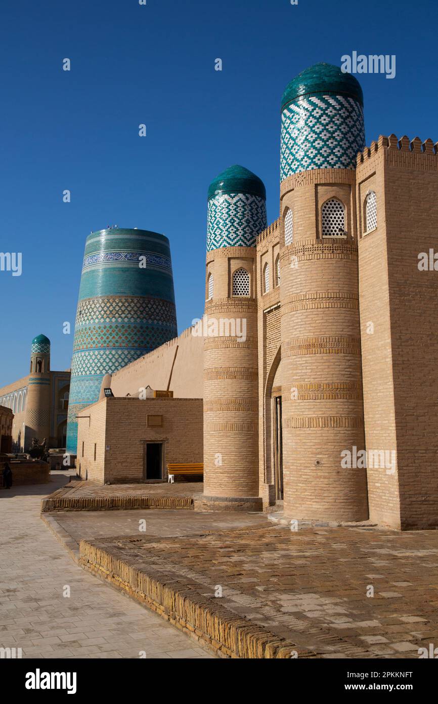 Eingangstor, Kalta Minaret im Hintergrund, Zitadelle Kunya Ark, Ichon Qala (Itchan Kala), UNESCO-Weltkulturerbe, Khiva, Usbekistan Stockfoto