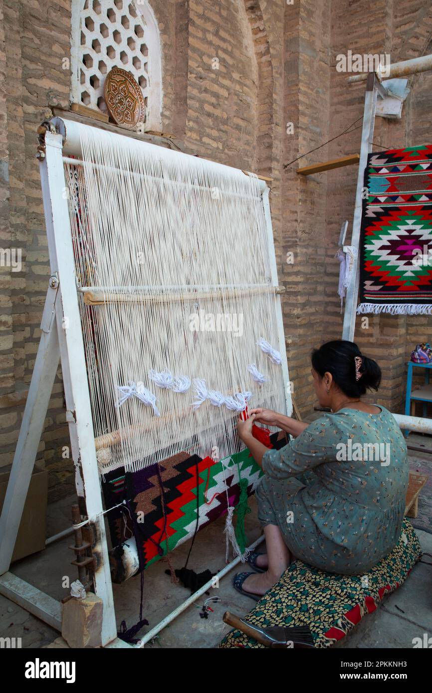 Woman Weaving, Kilim Weaving Workshop, Ichon Qala (Itchan Kala), UNESCO-Weltkulturerbe, Khiva, Usbekistan, Zentralasien, Asien Stockfoto