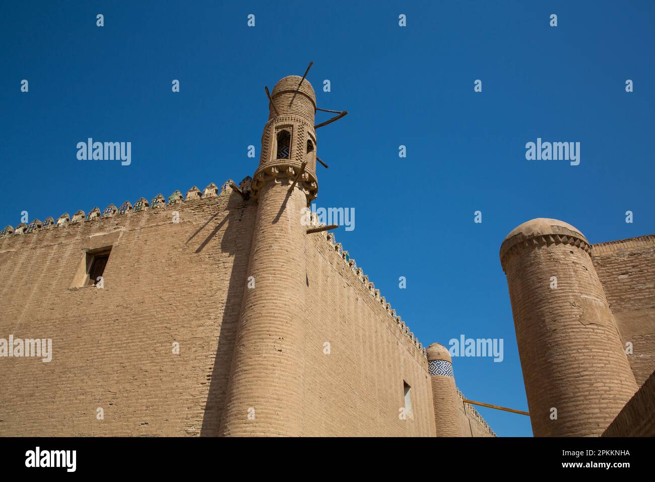 Turm, Außenwand des Tosh HovIi Palastes, Ichon Qala (Itchan Kala), UNESCO-Weltkulturerbe, Khiva, Usbekistan, Zentralasien, Asien Stockfoto