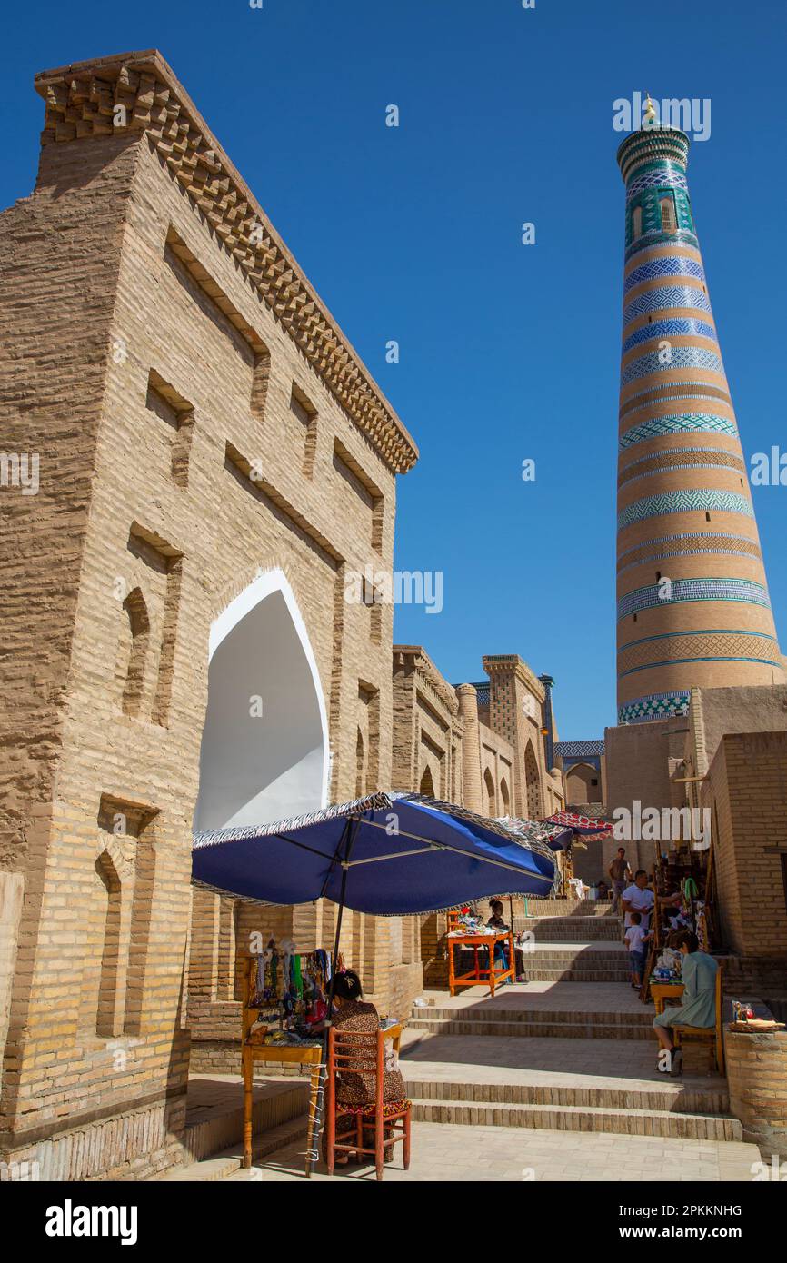 Einkaufsstraße, Islam Khoja Minaret im Hintergrund, Ichon Qala (Itchan Kala), UNESCO-Weltkulturerbe, Khiva, Usbekistan, Zentralasien, Asien Stockfoto