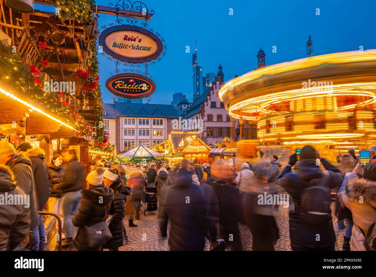 Blick auf das Karussell und den Weihnachtsmarkt am Roemerberger Platz in der Abenddämmerung, Frankfurt am Main, Hessen, Deutschland, Europa Stockfoto