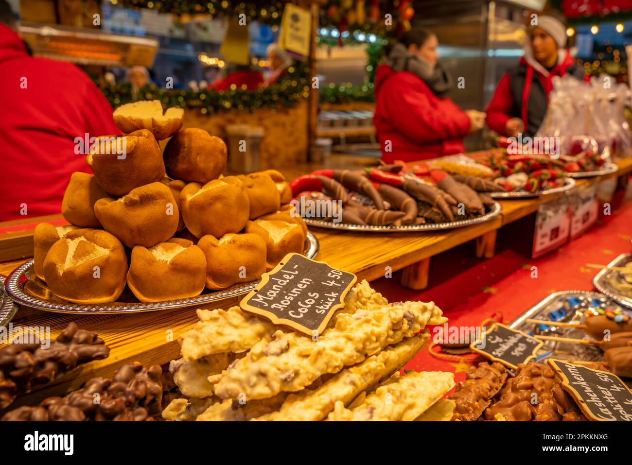 Blick auf Pralinen am Weihnachtsmarkt, Roemerberg-Platz, Frankfurt am Main, Hessen, Deutschland, Europa Stockfoto