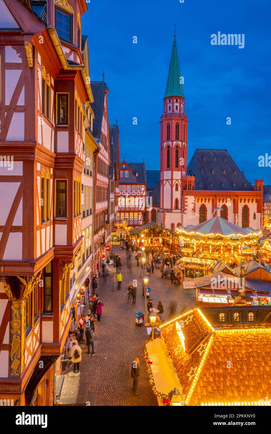 Blick auf Karussell- und Weihnachtsmarktstände in der Abenddämmerung, Roemerberg-Platz, Frankfurt am Main, Hessen, Deutschland, Europa Stockfoto