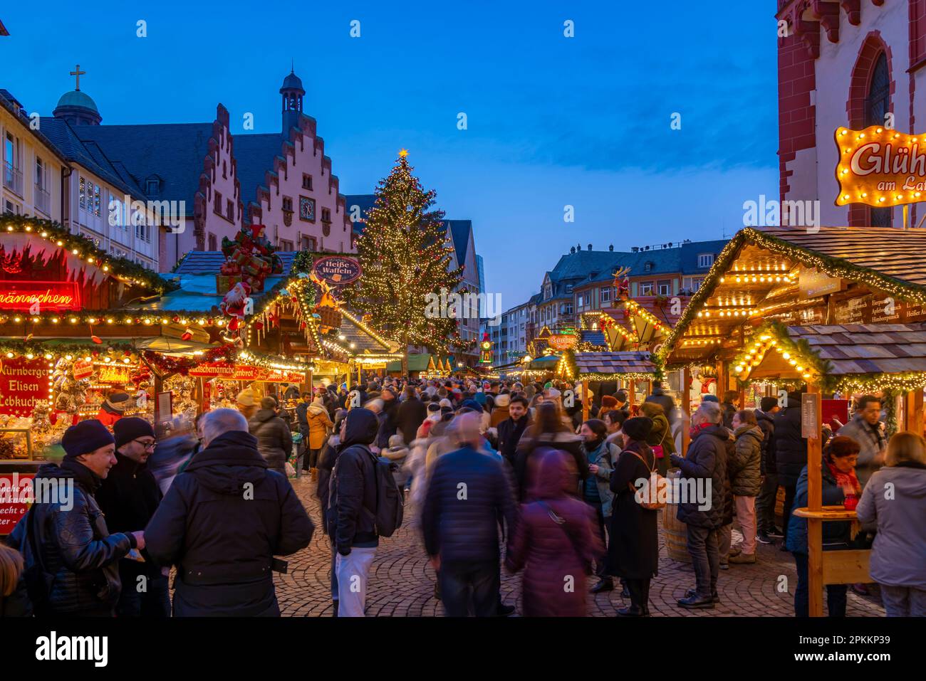Blick auf den Weihnachtsmarkt am Roemerberger Platz in der Abenddämmerung, Frankfurt am Main, Hessen, Deutschland, Europa Stockfoto