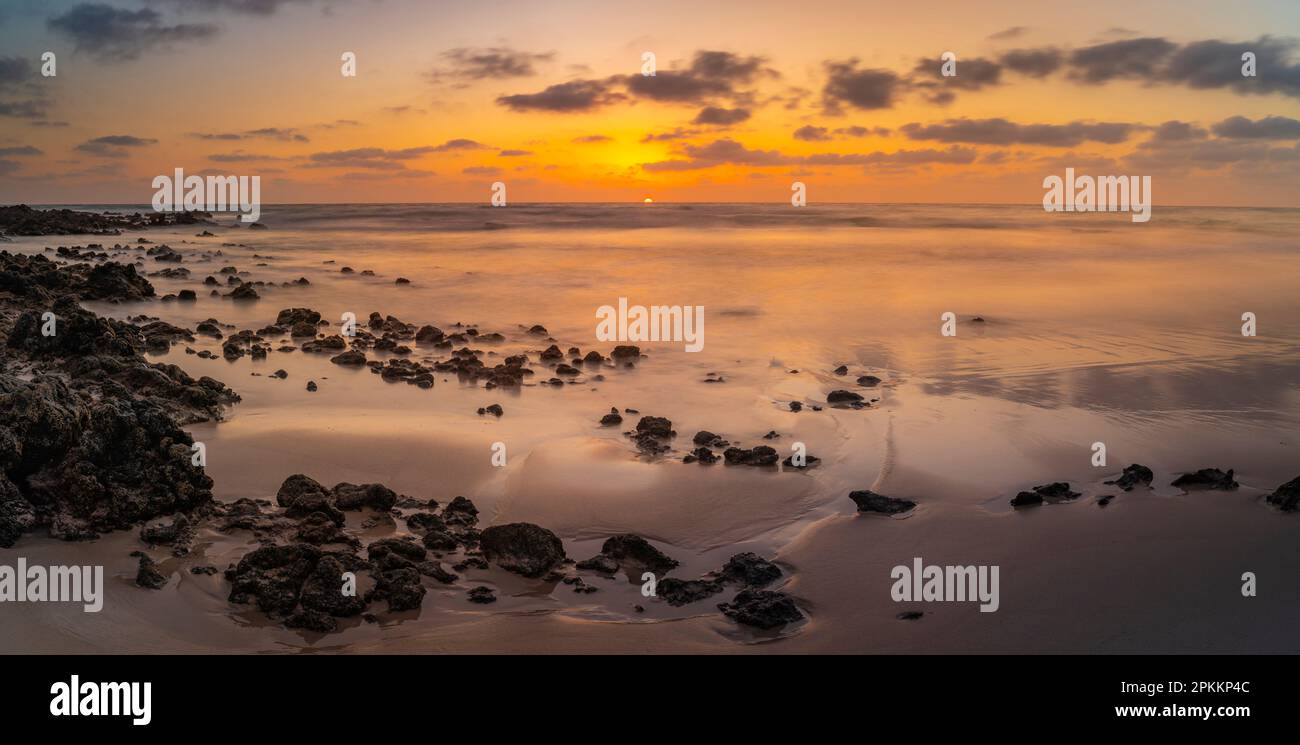 Blick auf den Strand und den Atlantischen Ozean bei Sonnenaufgang, Corralejo Naturpark, Fuerteventura, Kanarische Inseln, Spanien, Atlantik, Europa Stockfoto