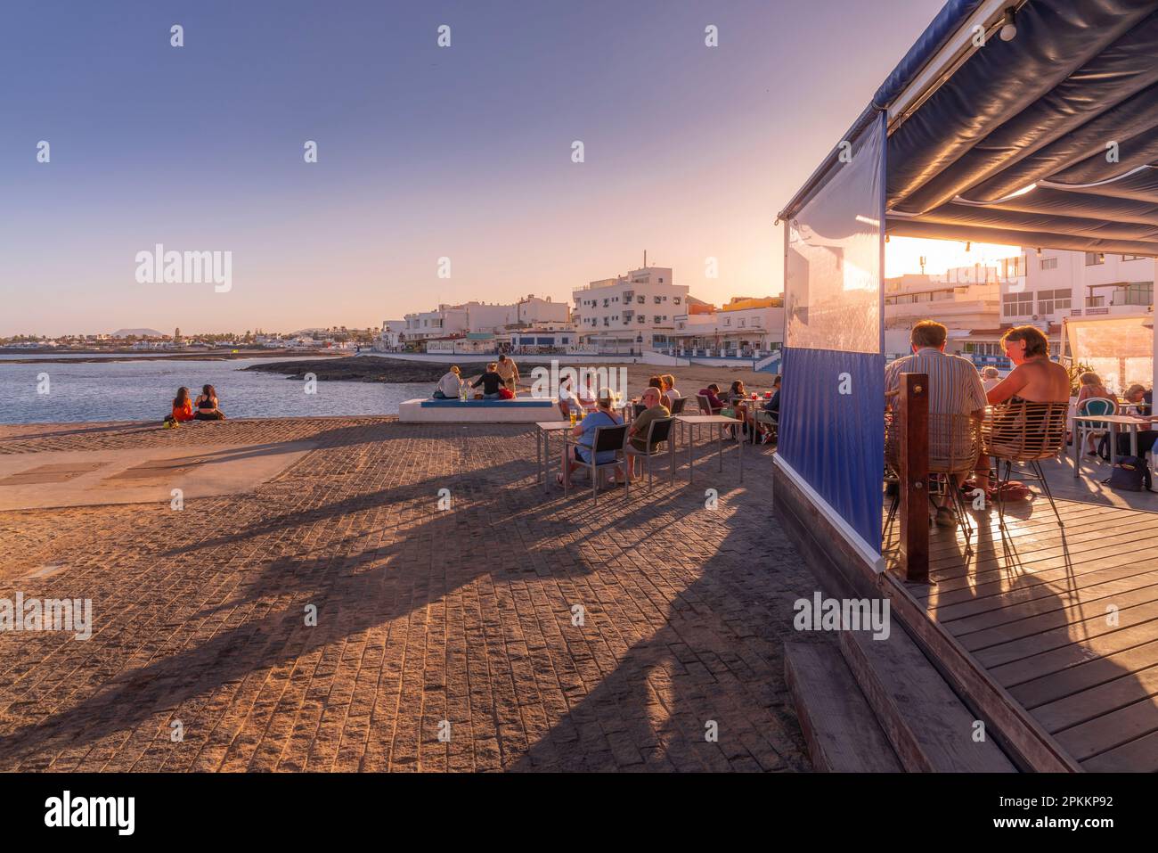 Blick auf den Strand und die Bars an einem sonnigen Tag, Corralejo, Fuerteventura, Kanarische Inseln, Spanien, Atlantik, Europa Stockfoto