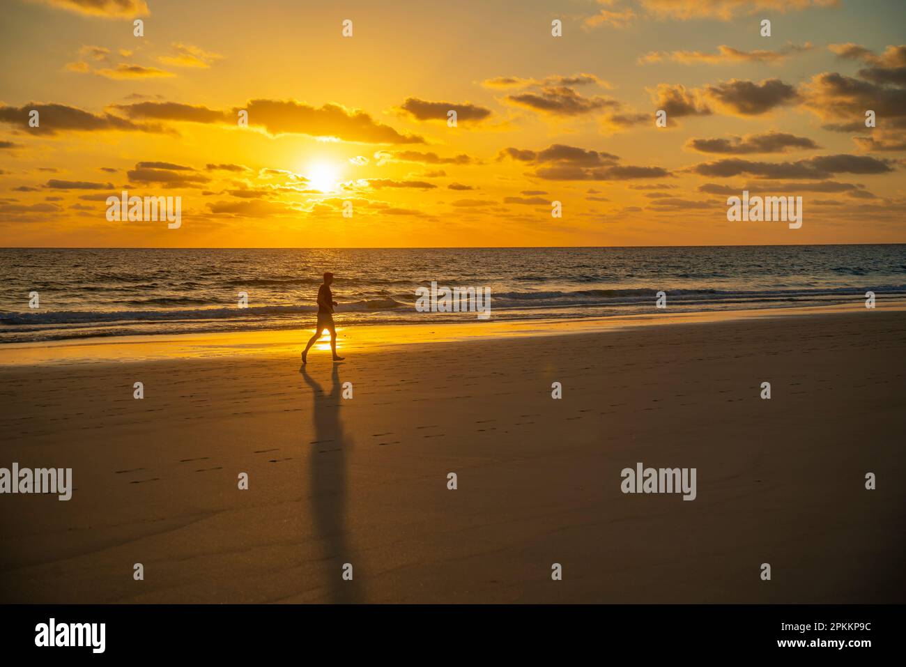 Blick auf den Strand, Jogger und den Atlantischen Ozean bei Sonnenaufgang, Corralejo Natural Park, Fuerteventura, Kanarische Inseln, Spanien, Atlantik, Europa Stockfoto