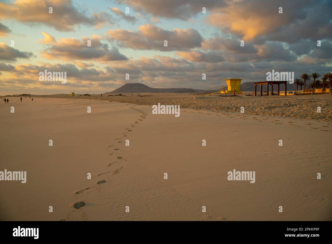 Blick auf den Strand, den Rettungsschwimmturm und den Atlantischen Ozean bei Sonnenaufgang, Corralejo Natural Park, Fuerteventura, Kanarische Inseln, Spanien, Atlantik, Europa Stockfoto