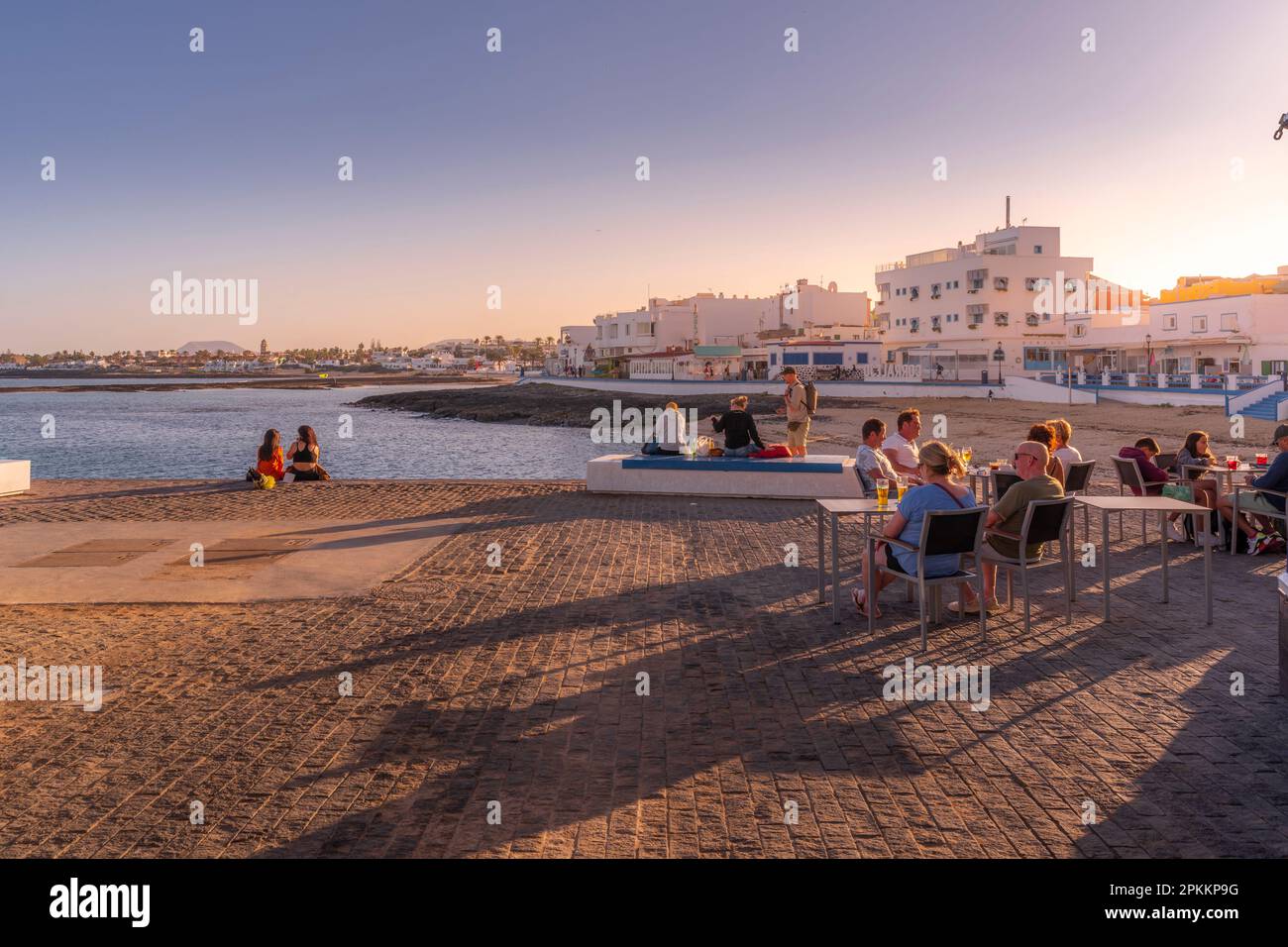 Blick auf den Strand und die Bars an einem sonnigen Tag, Corralejo, Fuerteventura, Kanarische Inseln, Spanien, Atlantik, Europa Stockfoto