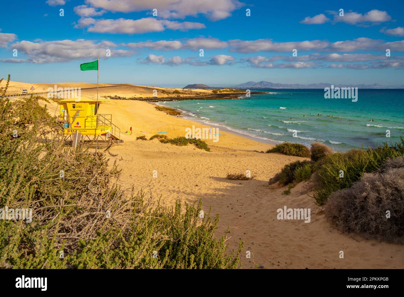 Blick auf den Strand, Surfer und den Atlantischen Ozean an einem sonnigen Tag, Corralejo Natural Park, Fuerteventura, Kanarische Inseln, Spanien, Atlantik, Europa Stockfoto