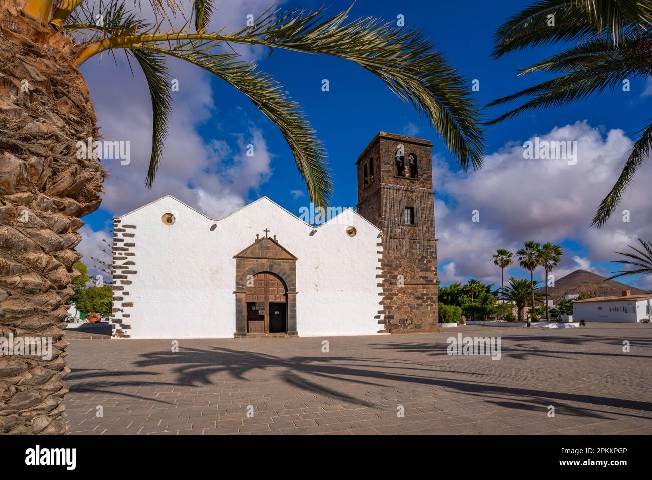 Blick auf die Kirche unserer Lieben Frau von La Candelaria an einem sonnigen Tag, La Oliva, Fuerteventura, Kanarische Inseln, Spanien, Atlantik, Europa Stockfoto