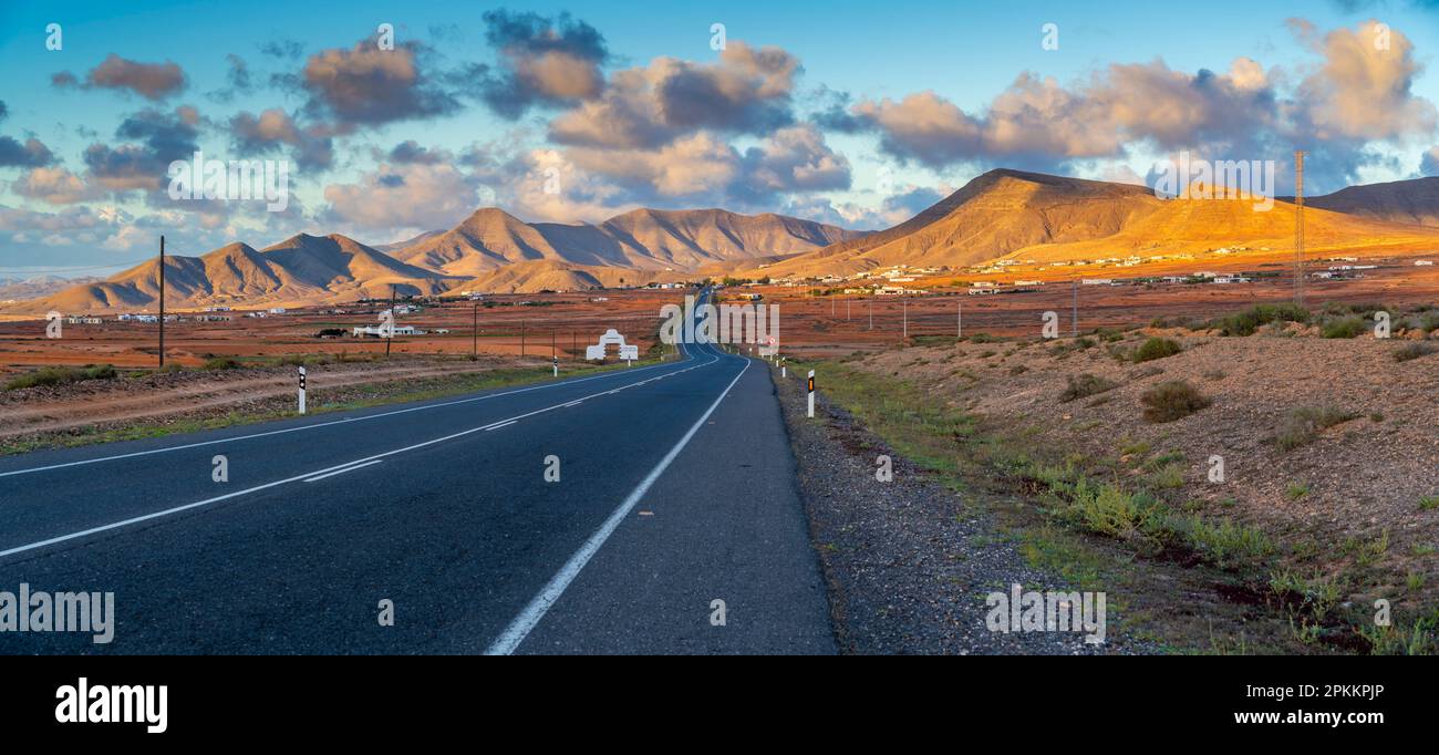 Blick auf die Straße und Landschaft in der Nähe von Antigua, Antigua, Fuerteventura, Kanarische Inseln, Spanien, Atlantik, Europa Stockfoto