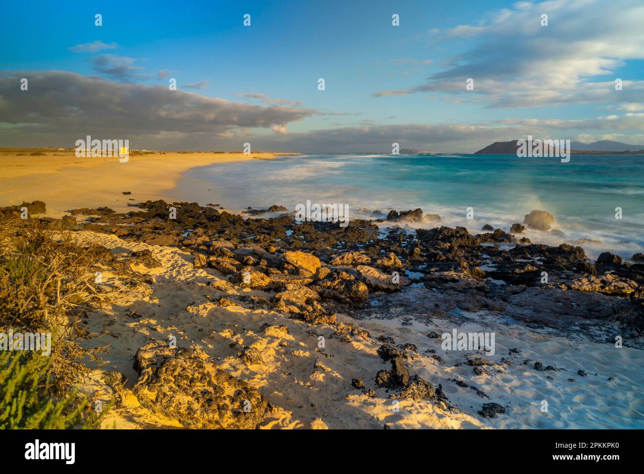 Blick auf den Strand und den Atlantischen Ozean bei Sonnenaufgang, Corralejo Naturpark, Fuerteventura, Kanarische Inseln, Spanien, Atlantik, Europa Stockfoto