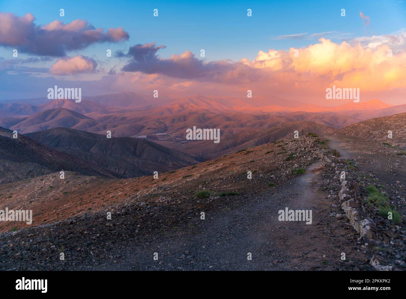 Blick auf Landschaft und Berge vom astronomischen Aussichtspunkt Sicasumbre bei Sonnenuntergang, Pajara, Fuerteventura, Kanarische Inseln, Spanien, Atlantik, Europa Stockfoto