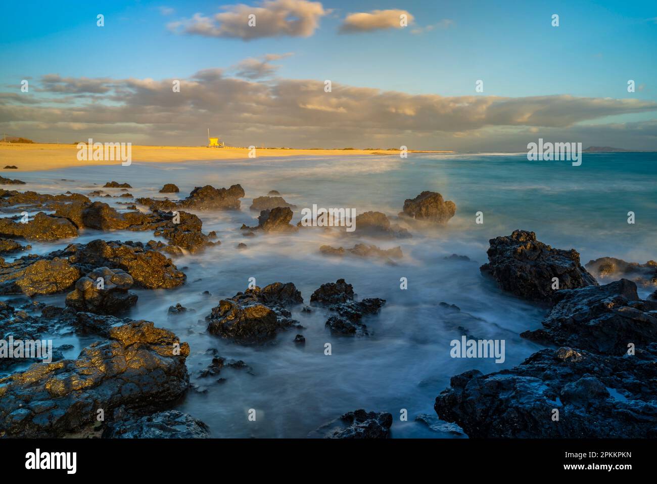 Blick auf den Strand und den Atlantischen Ozean bei Sonnenaufgang, Corralejo Naturpark, Fuerteventura, Kanarische Inseln, Spanien, Atlantik, Europa Stockfoto