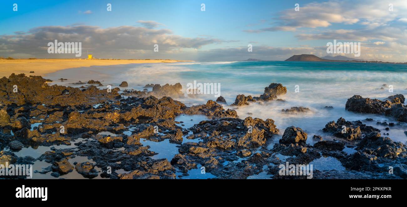 Blick auf den Strand und den Atlantischen Ozean bei Sonnenaufgang, Corralejo Naturpark, Fuerteventura, Kanarische Inseln, Spanien, Atlantik, Europa Stockfoto