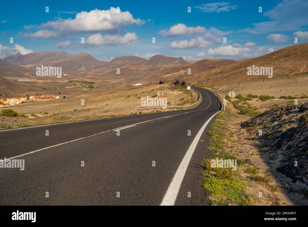 Blick auf Straße, Landschaft und Berge in der Nähe von La Pared, La Pared, Fuerteventura, Kanarische Inseln, Spanien, Atlantik, Europa Stockfoto