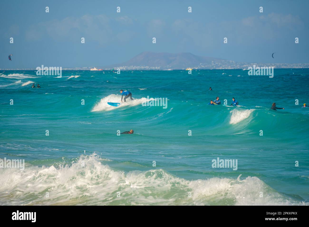 Blick auf Surfboarder und den Atlantischen Ozean, Corralejo Natural Park, Fuerteventura, Kanarische Inseln, Spanien, Atlantik, Europa Stockfoto