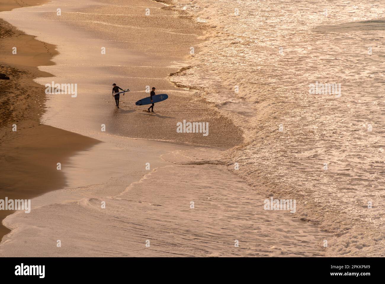 Blick auf Surfer auf Playa del Viejo Reyes von Punta del Loco, La Pared, Fuerteventura, Kanarischen Inseln, Spanien, Atlantik, Europa Stockfoto