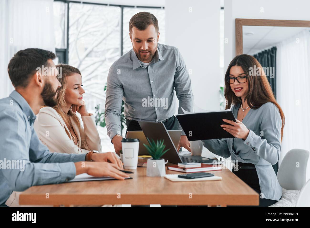 Positive Mitarbeiter. Gruppe von Geschäftsleuten, die im Büro an dem Projekt arbeiten. Stockfoto