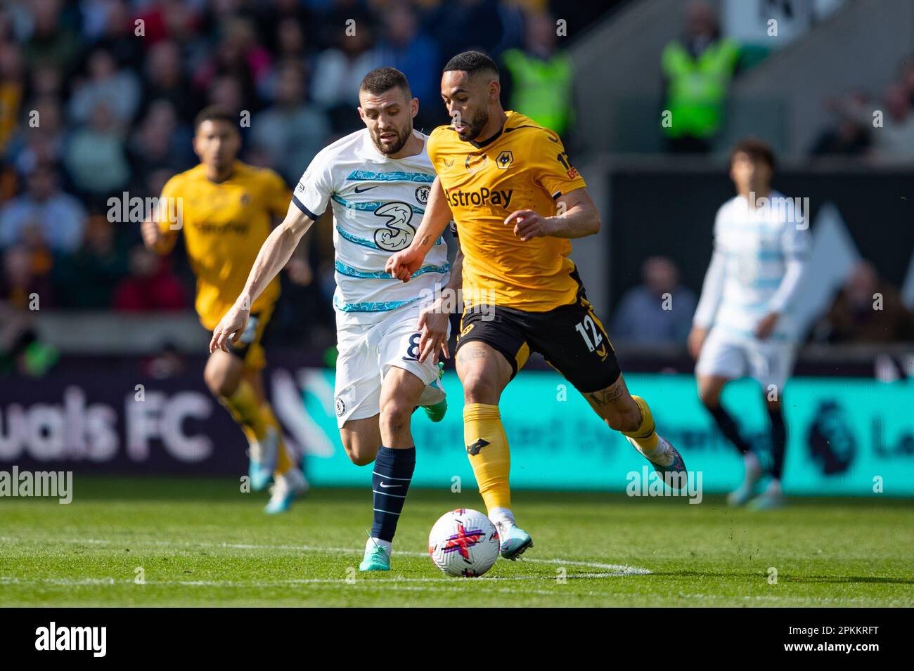 Molineux, Wolverhampton, Großbritannien. 8. April 2023. Matheus Cunha von Wolves (R) und Mateo Kova?i? Von Chelsea während des Premier League-Spiels zwischen Wolverhampton Wanderers und Chelsea in Molineux, Wolverhampton, am Samstag, den 8. April 2023. (Foto: Gustavo Pantano | MI News) Guthaben: MI News & Sport /Alamy Live News Stockfoto