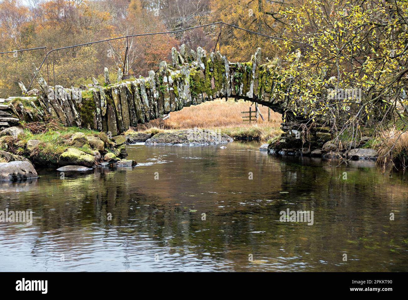 Slater-Brücke, alte steinerne Pack Pferd Brücke über Fluß Brathay in kleinen Langdale, Lake District, Cumbria, England, UK Stockfoto