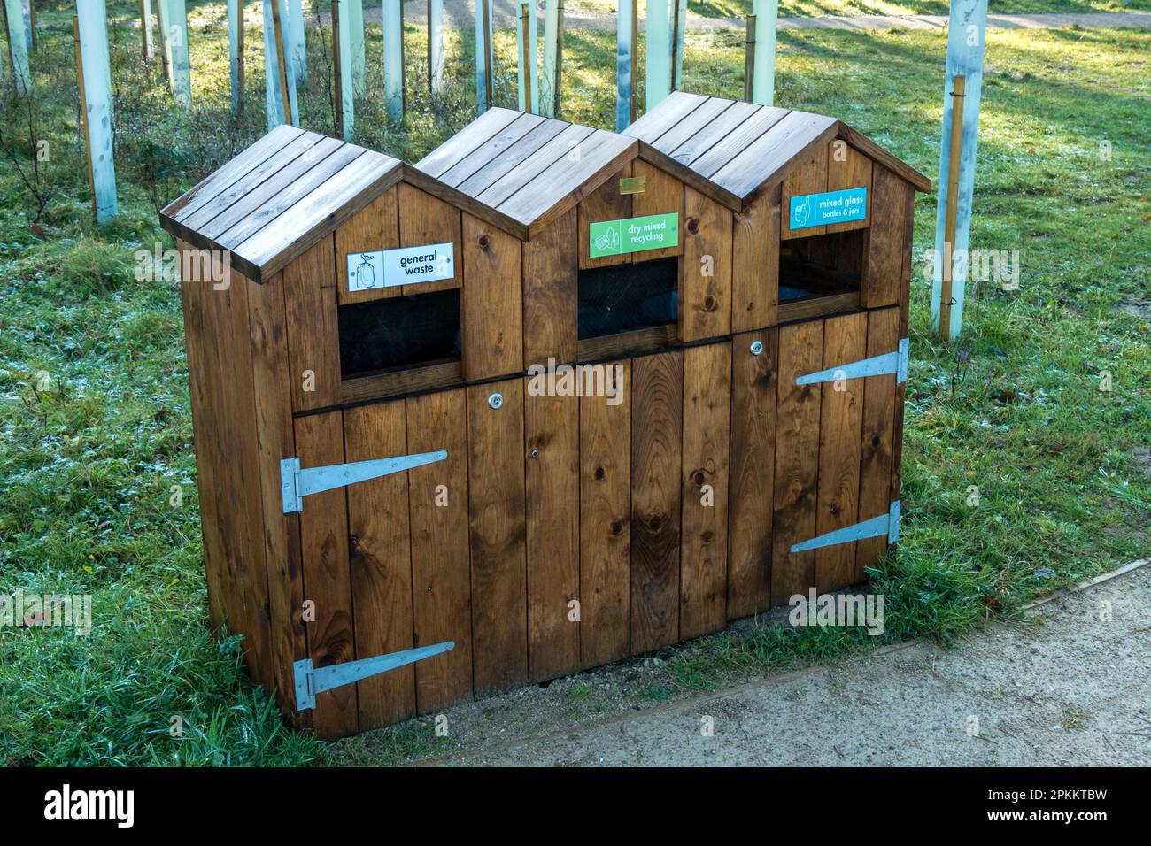 Drei intelligente, getrennte/abgetrennte Recycling-Abfalleimer aus Holz pro Café im Freien Stockfoto