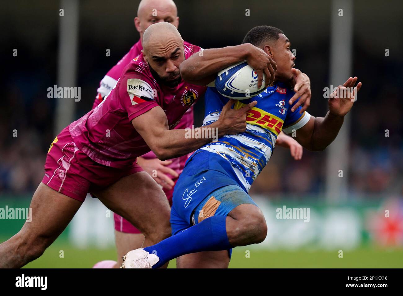 Stormers' Damian Willemse (rechts) wird während des Heineken Champions Cup, Viertelfinalspiels im Sandy Park, Exeter, von Exeter Chiefs' Olly Woodburn angegriffen. Foto: Samstag, 8. April 2023. Stockfoto