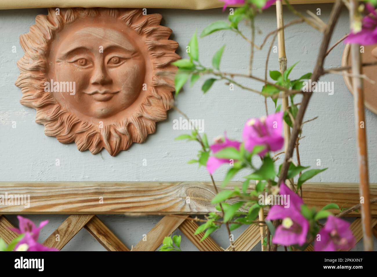 Schöne dekorative Keramiksonne an hellen Wänden Stockfoto