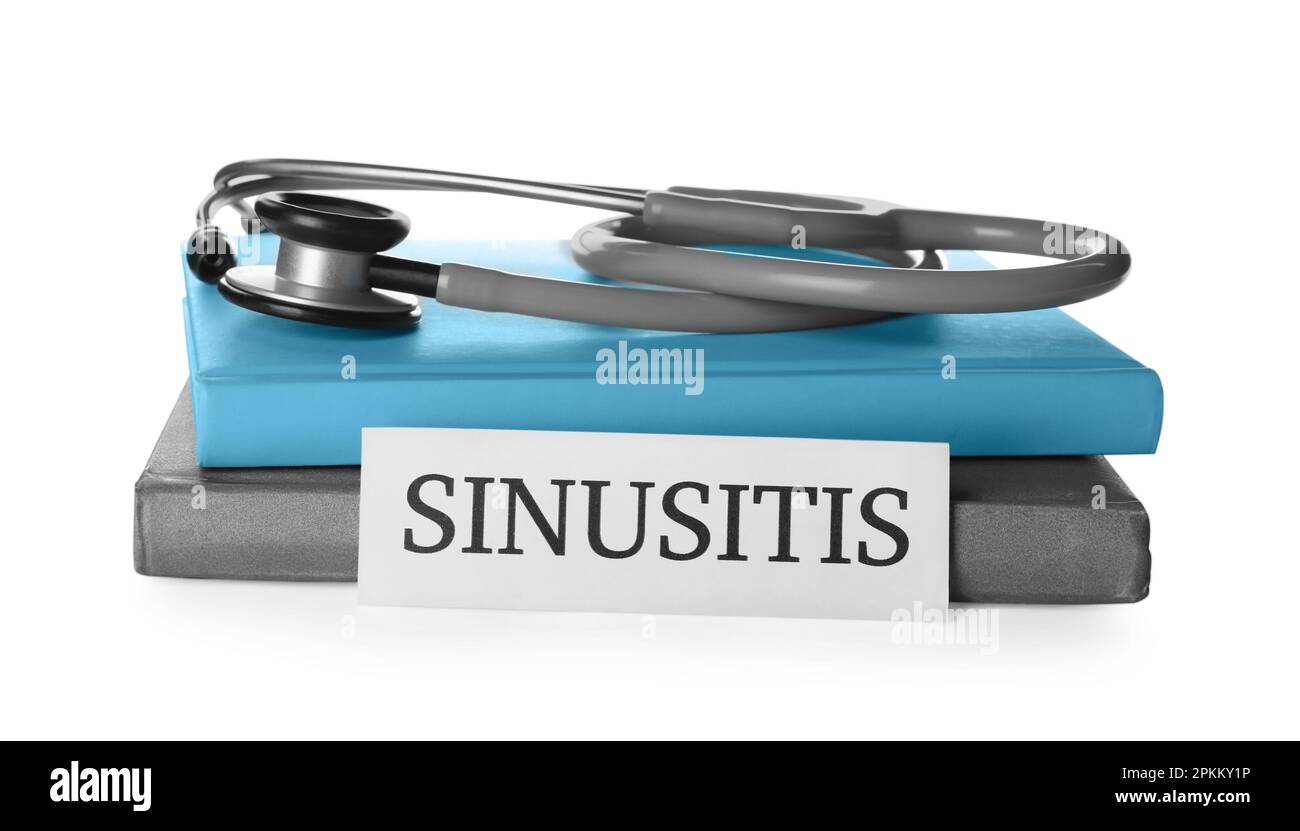 Karte mit dem Wort SINUSITIS, Stethoskop und Büchern auf weißem Hintergrund Stockfoto