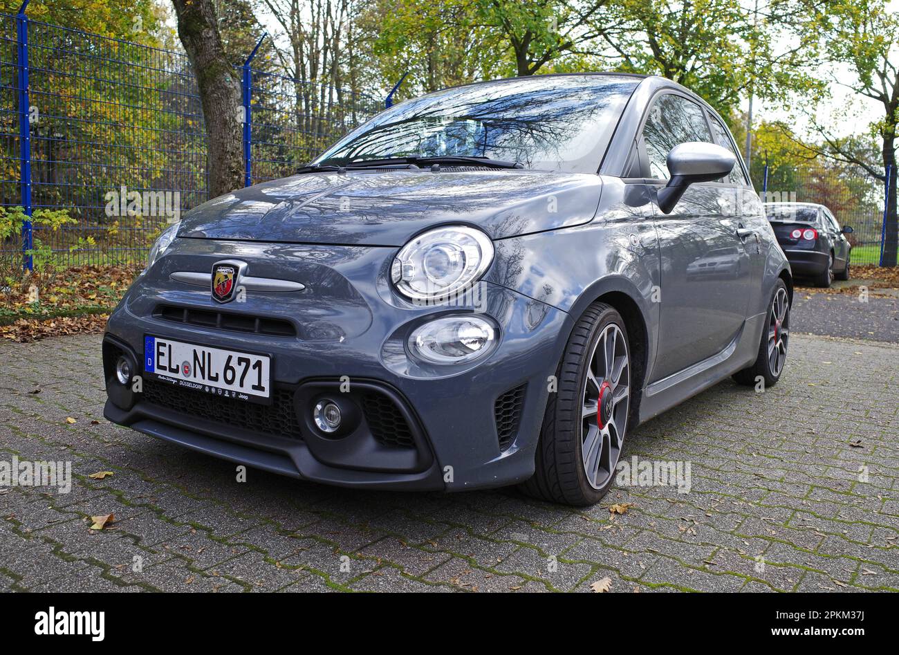 Lingen, Deutschland - Nov. 9 2022 Vorderansicht eines dunkelgrauen Fiat Abarth 595 Turismo auf einem Parkplatz Stockfoto