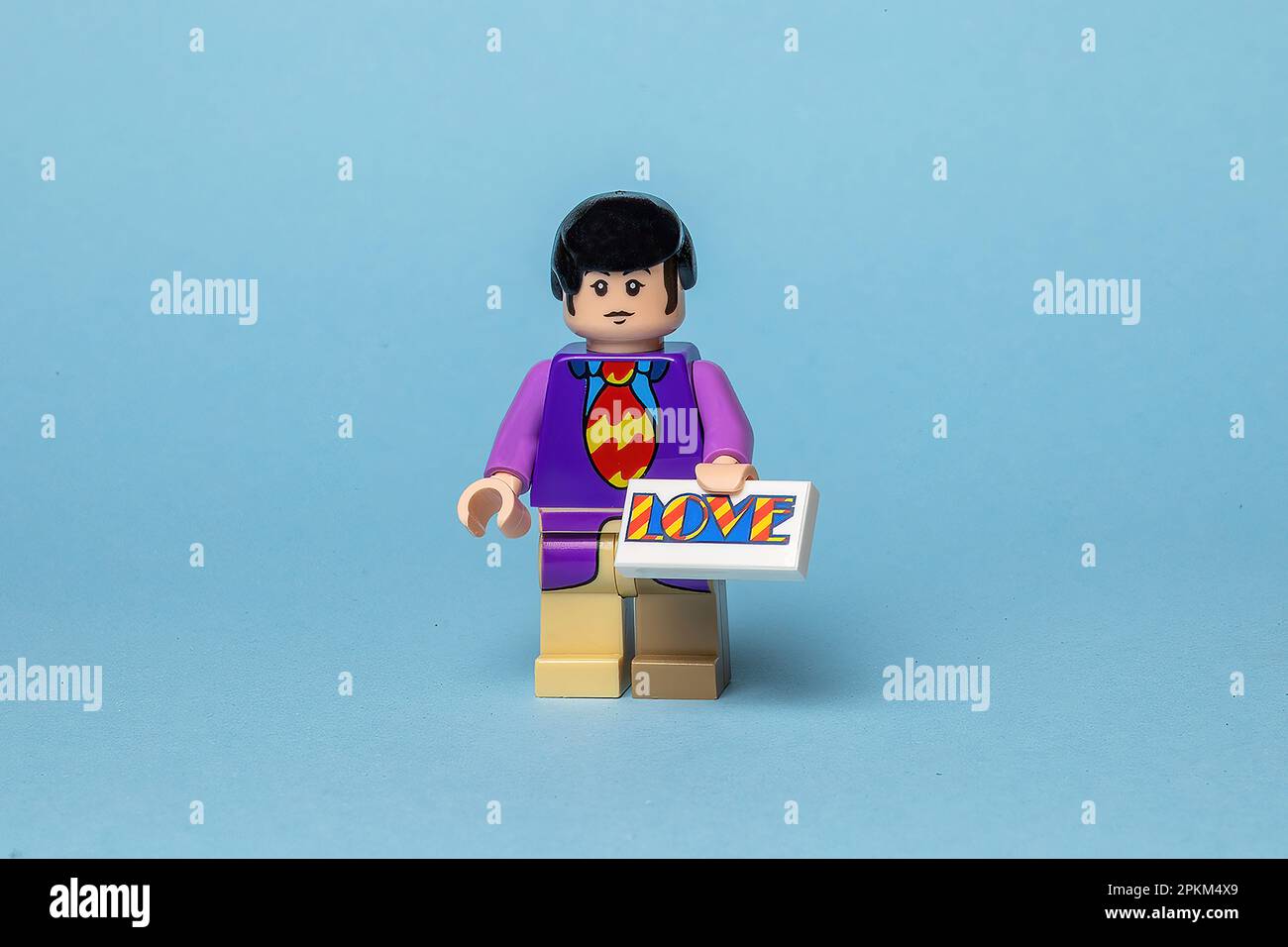 Eine Lego-Figur von Paul McCartney aus dem Beatles Yellow Submarine Set. Stockfoto