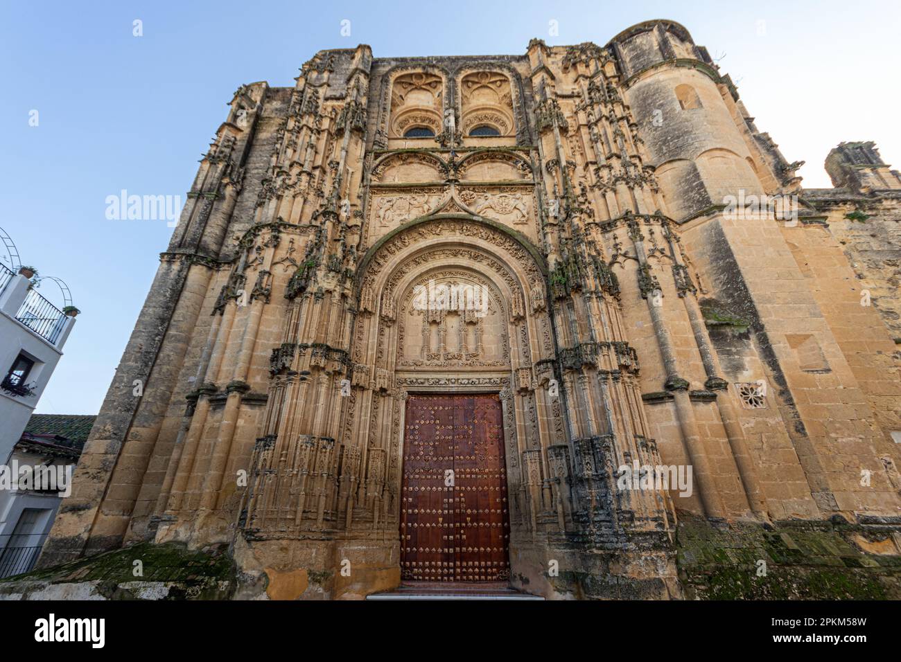 Arcos de la Frontera, Spanien. Platereske und spätgotische Fassade der Iglesia de Nuestra Senora de la Asuncion (Kirche Unsere Lieben Frau des Himmelfahrt) Stockfoto