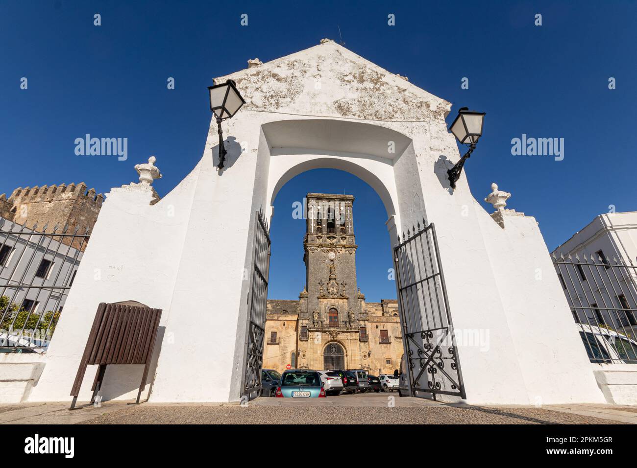 Arcos de la Frontera, Spanien. Renaissance-Fassade und Turm der Iglesia de Nuestra Senora de la Asuncion (Kirche der Mariä Himmelfahrt) Stockfoto