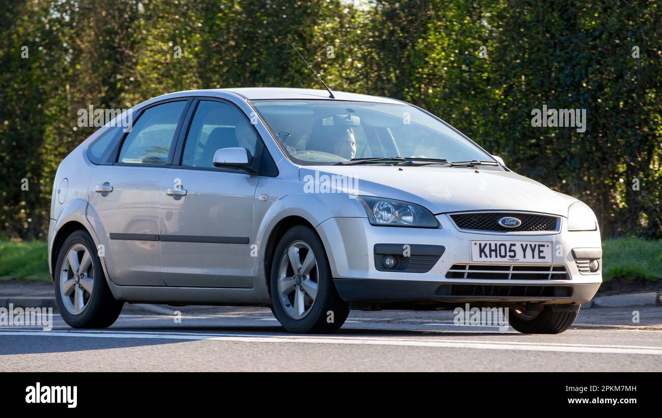 2005 silberner Ford Focus, der auf einer englischen Landstraße fährt Stockfoto