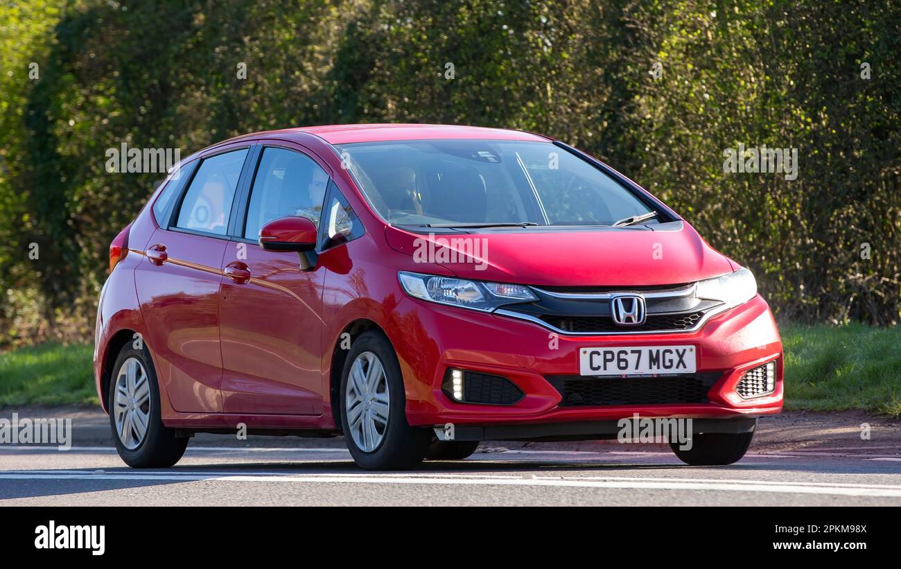 2018 roter Honda Jazz, der auf einer englischen Landstraße fährt Stockfoto