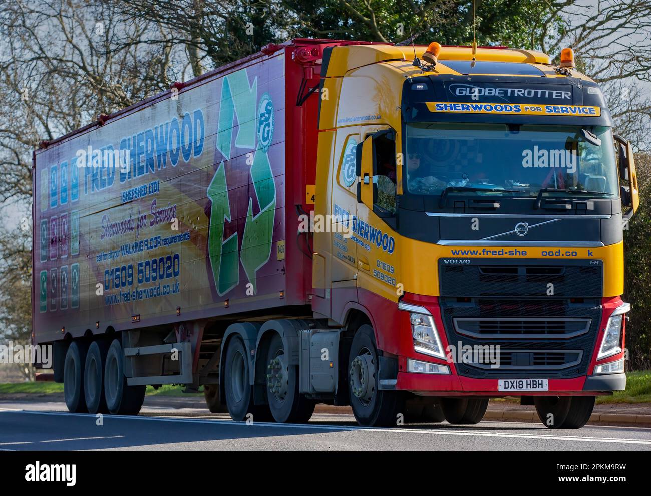 Bicester, Oxon, Großbritannien - April 7. 2023. 2018 Volvo FH LKW in Fred Sherwood Lackiererei auf einer englischen Landstraße Stockfoto