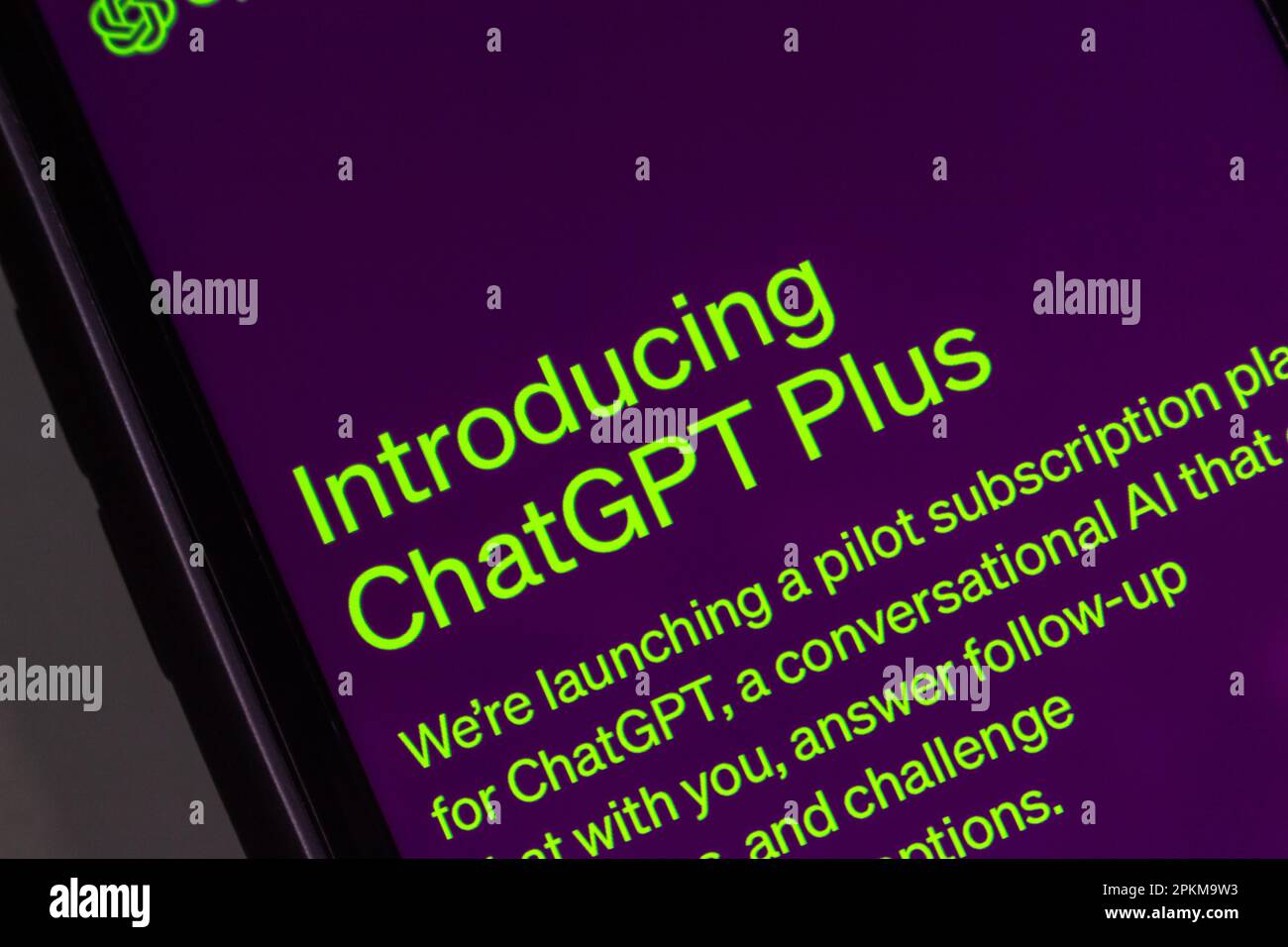 ChatGPT Plus-Website auf dem iPhone. Plan, der bei hoher Nachfrage schnellere Reaktionszeiten und bevorzugten Zugriff auf neue Funktionen bietet Stockfoto