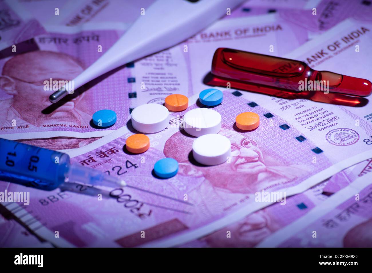 Medizin und Injektionsfläschchen mit indischer Währung, teure Medizin in indien Stockfoto