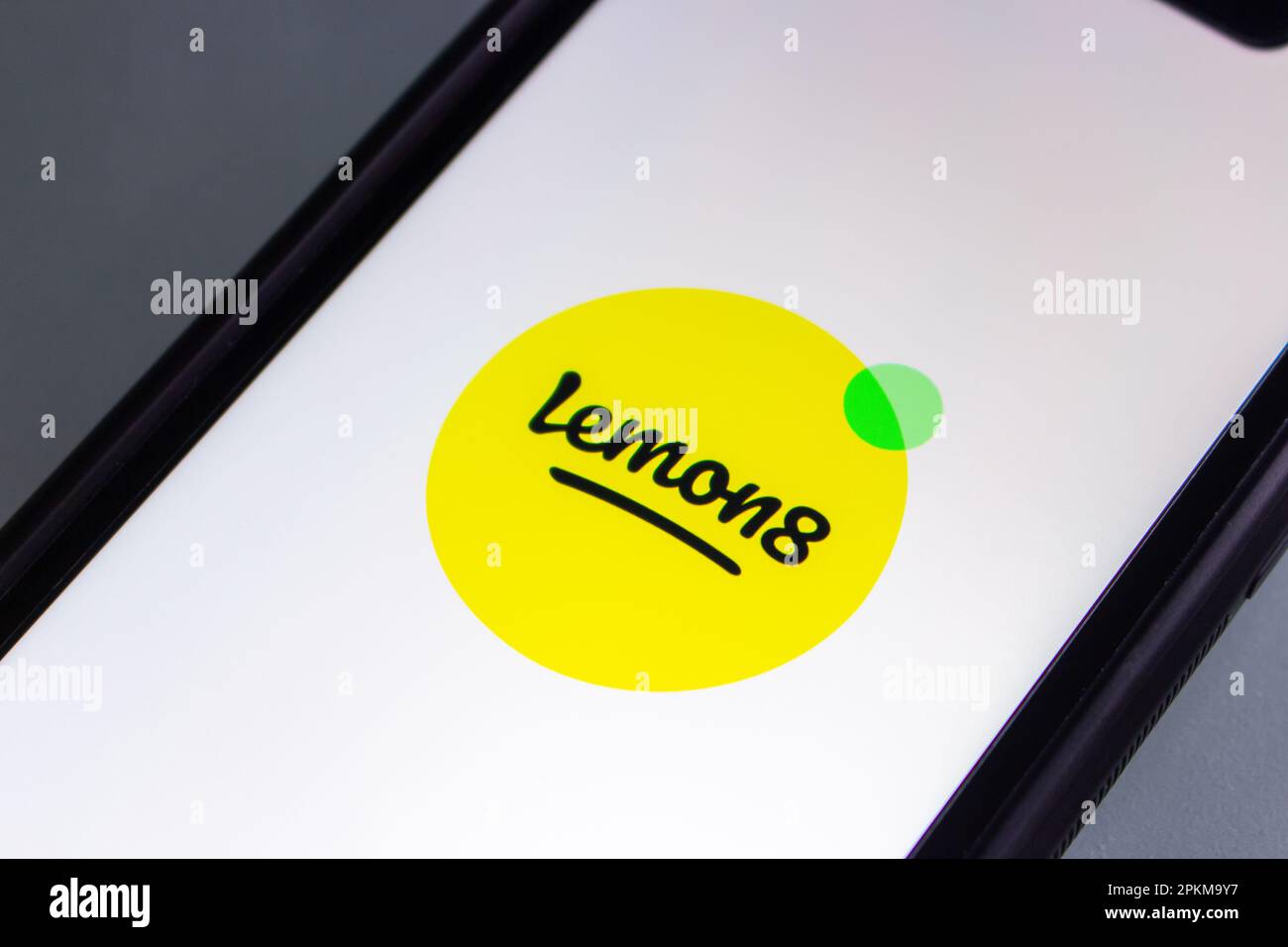 Vancouver, KANADA - April 7 2023 : Lemon8 Logo auf einem iPhone. Lemon8 ist eine Social-Media-App zum Teilen von Videos und Fotos von Bytedance, dem Eigentümer von TikTok Stockfoto