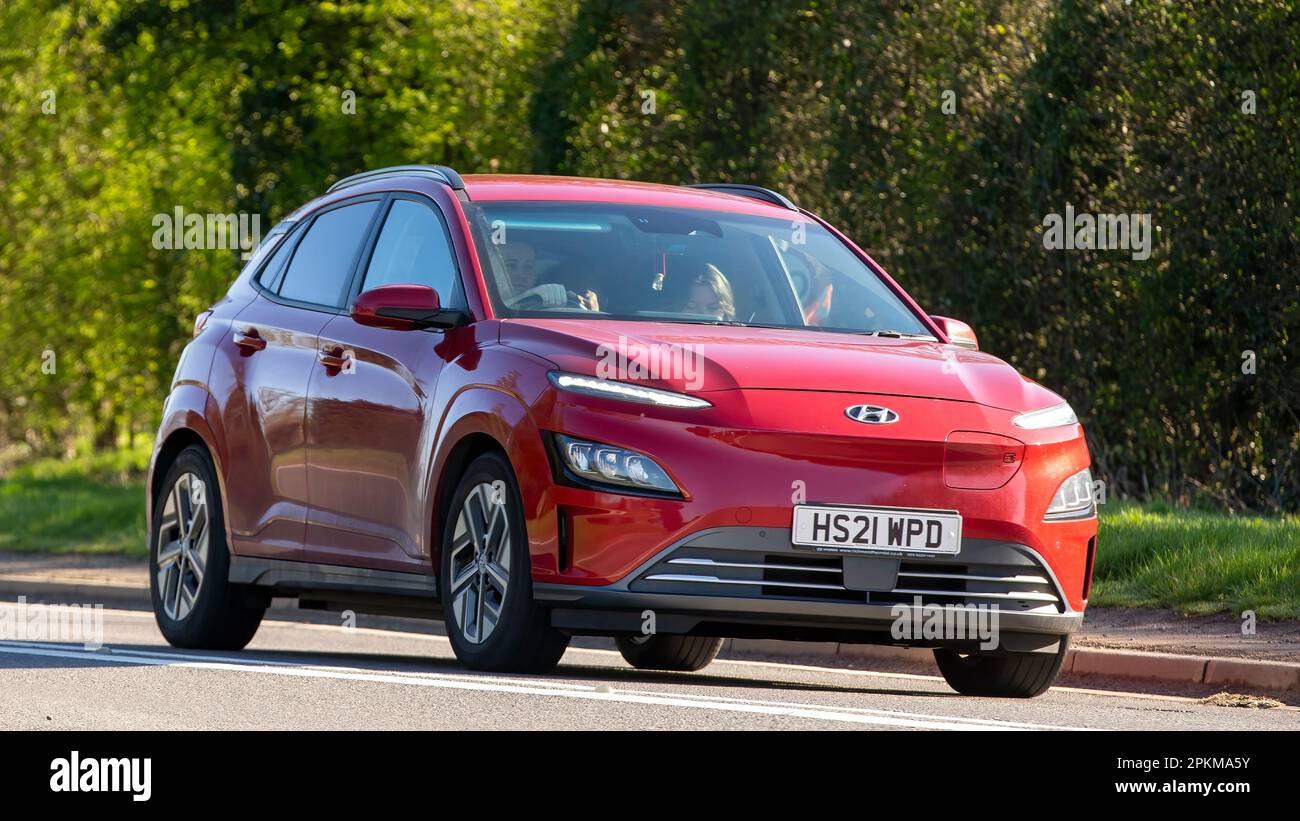 2021 rotes elektrisches Hyundai Kona Auto, das auf einer englischen Landstraße fährt Stockfoto
