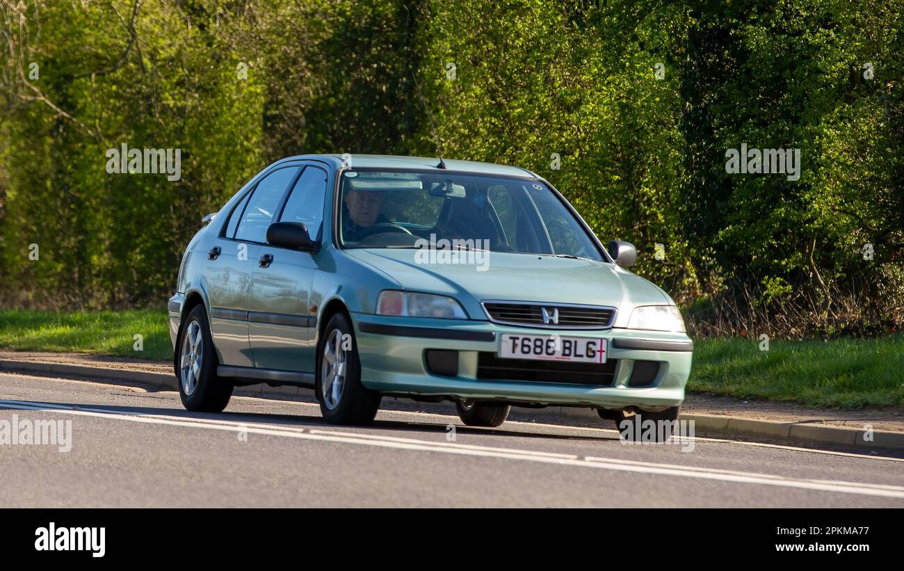 1999 umweltfreundlicher Honda Civic, der auf einer englischen Landstraße fährt Stockfoto