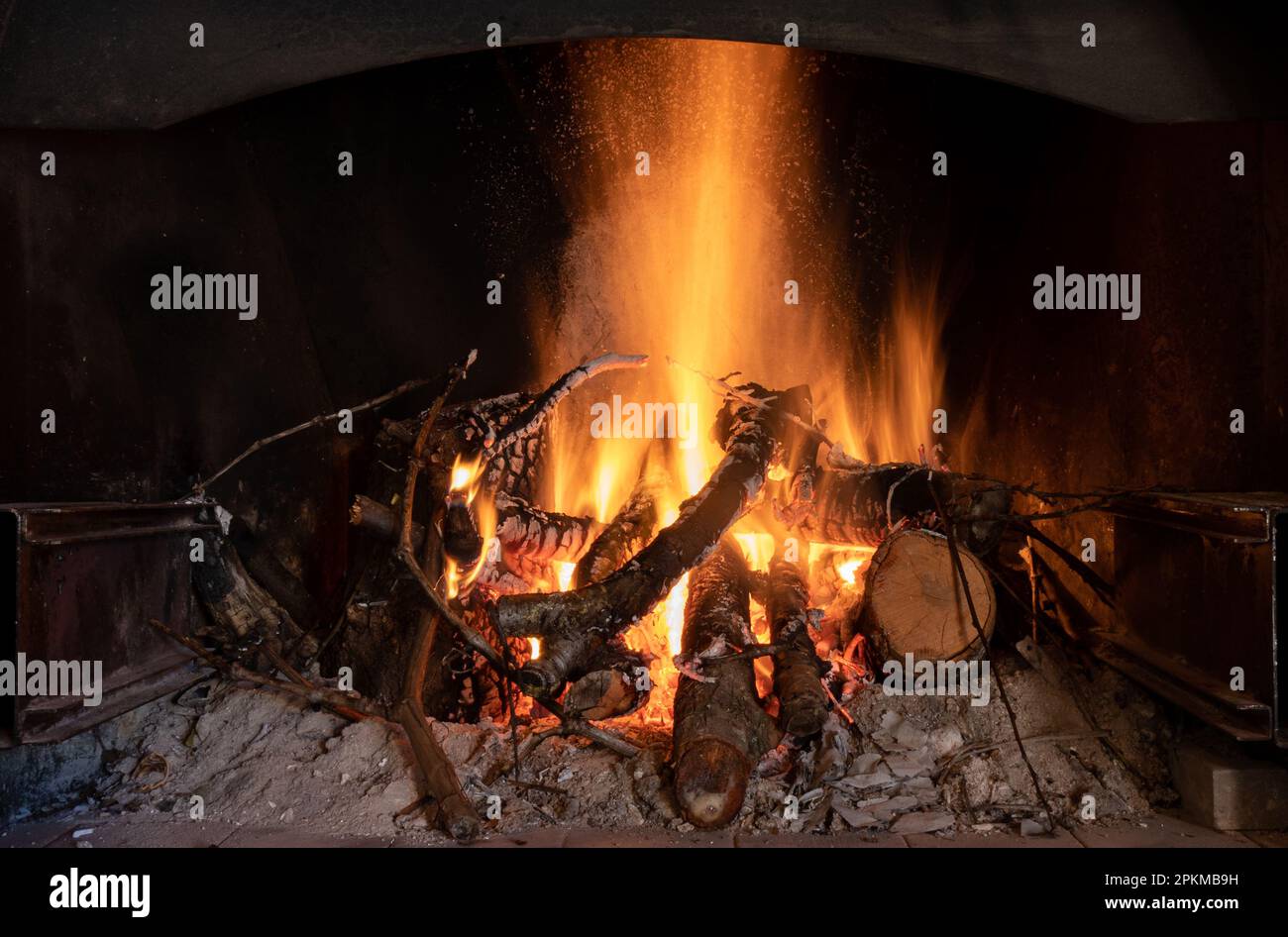 Brennende Flammen in einem Kamin in einem Landhaus Stockfoto