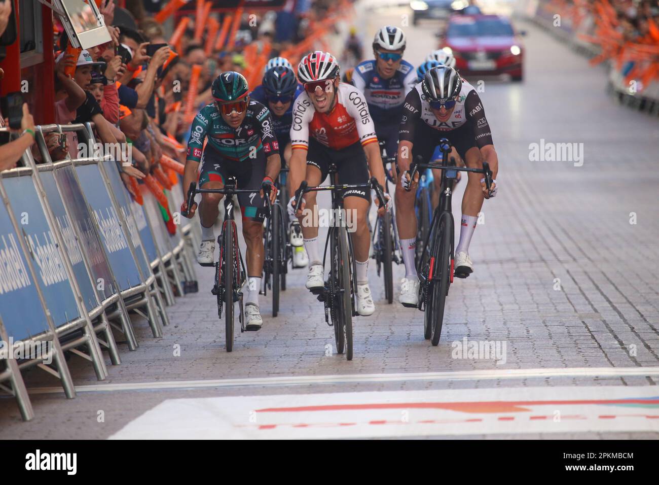 Eibar, Spanien, 08. April 2023: Der Läufer Ion Izagirre (Cofidis) nahm den Gruppensprint während der 6. Etappe des Baskenlandes Itzulia 2023 mit Start und Ende in Eibar am 08. April 2023 in Eibar, Spanien. Kredit: Alberto Brevers / Alamy Live News Stockfoto