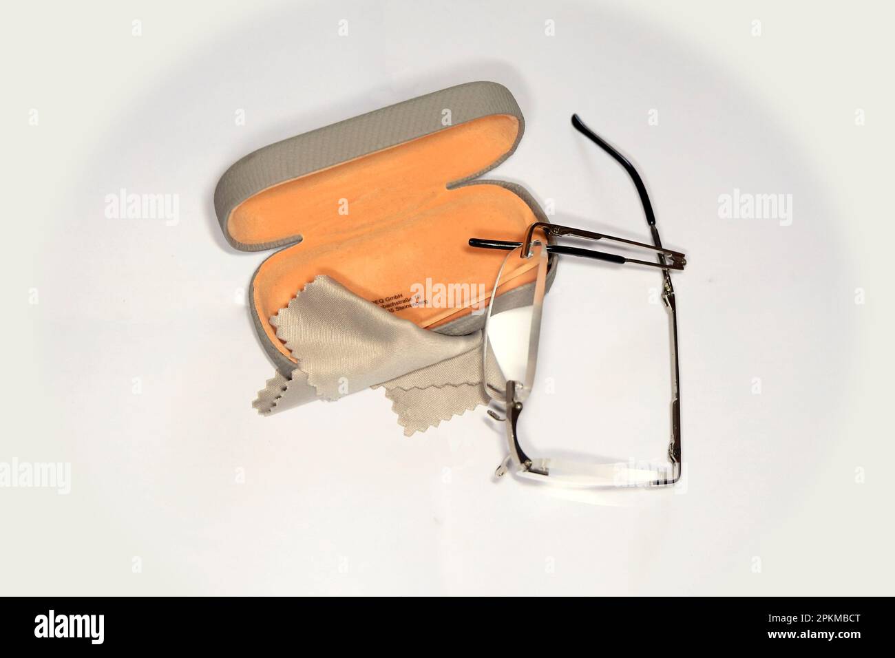 Zusammenklappbare Lesebrille und Tasche. Stockfoto
