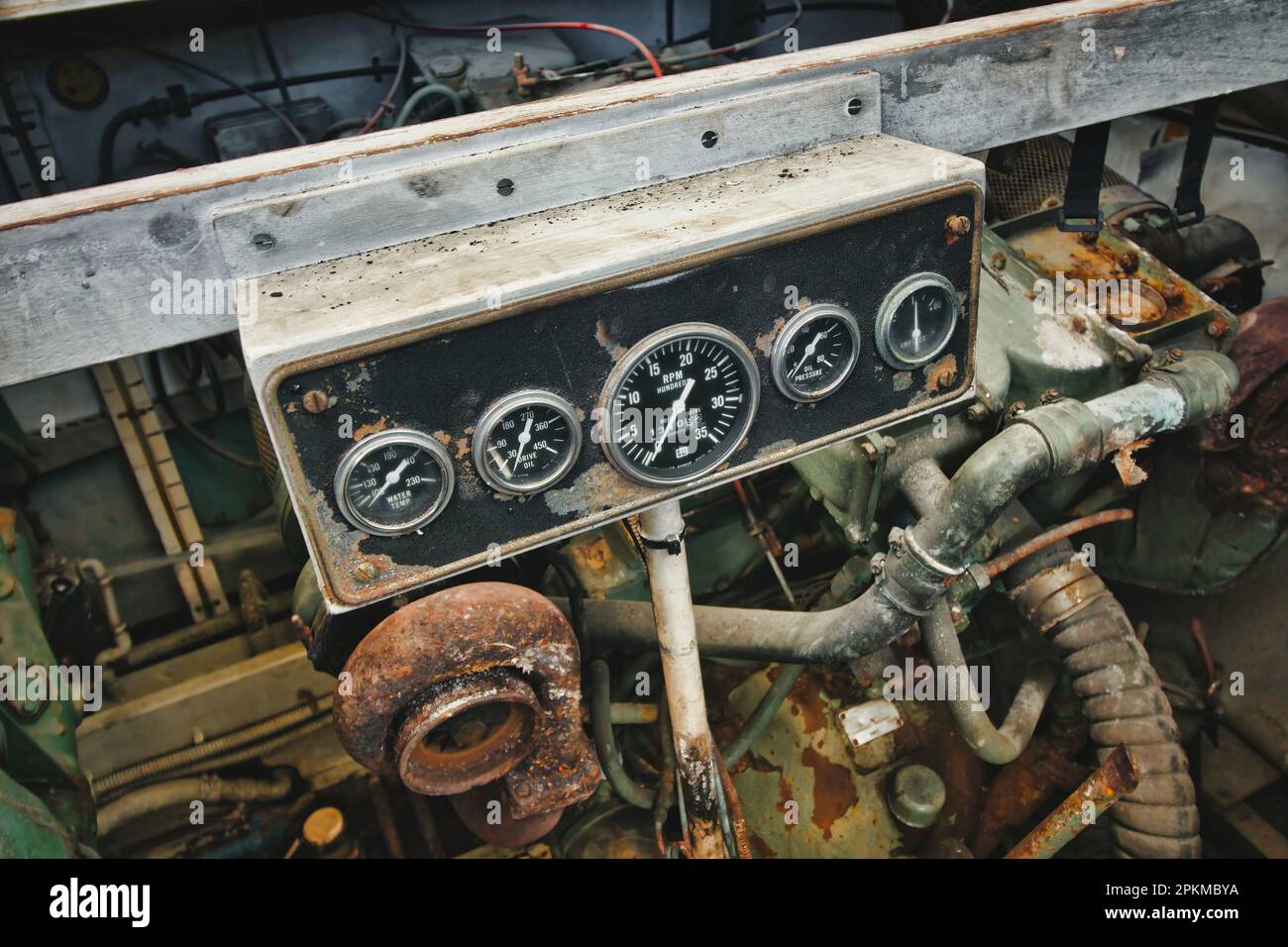 Messuhr für einen Dieselmotor in einem Motorraum eines Boots, die Drehzahl und andere Messwerte anzeigt Stockfoto