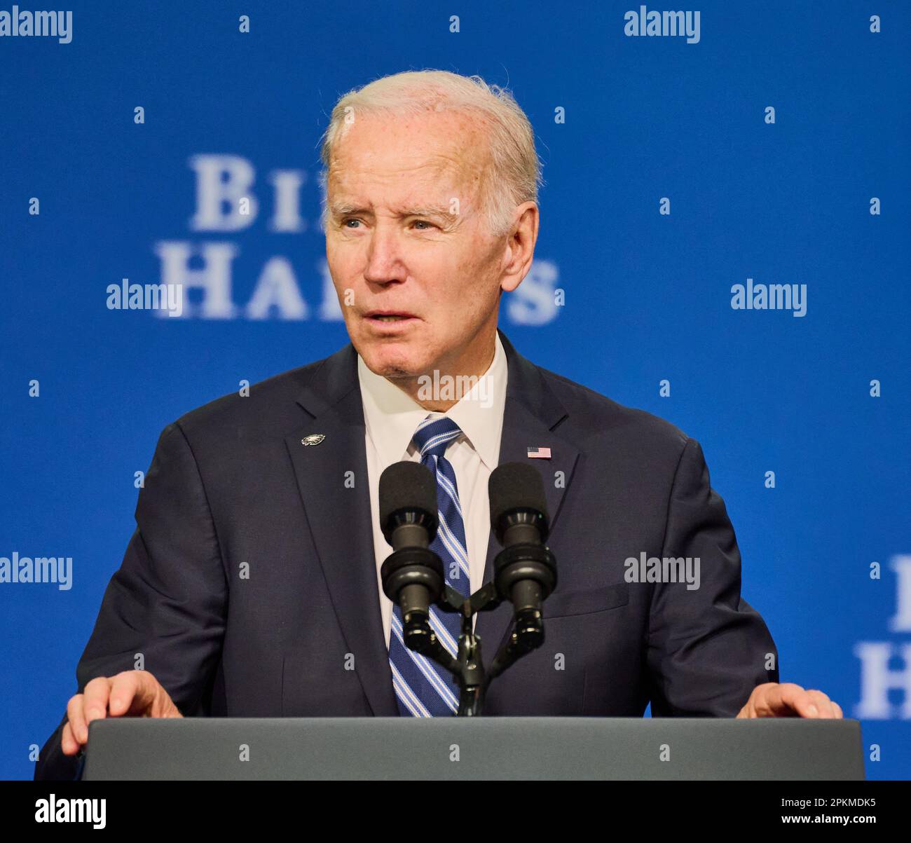 PHILADELPHIA, PA, USA – 3. FEBRUAR 2023: Präsident Joe Biden spricht auf dem Wintertreffen des Demokratischen Nationalkomitees. Stockfoto